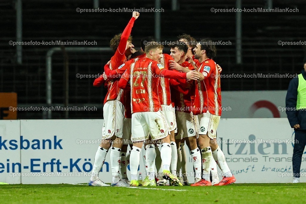 xKWIx13022601059 | 13.02.2026, xKWIx, Fußball, Regionalliga West, SC Fortuna Köln - FC Gütersloh, Südstadion: Torjubel der Mannschaft nach dem Tor zum 3:0 durch Adrian Stanilewicz (SC Fortuna Köln #20) Photo: xKamilxWilkowskixPressefotoKochx