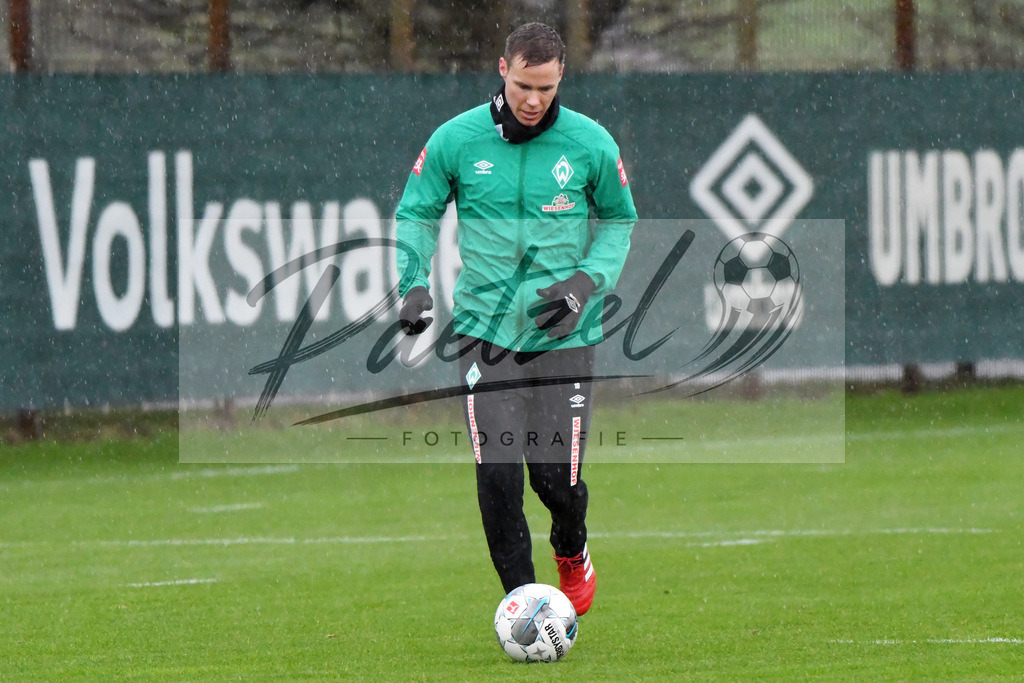 20200129_TRASVW_0012 | Fußball, Herren: Niklas Moisander (SV Werder Bremen) in Aktion, am Ball, Einzelaktion beim Training des SV Werder Bremen am 29.01.2020 im wohninvest Weserstadion in Bremen, Deutschland.(Foto von Nico Paetzel) - Realisiert mit Pictrs.com