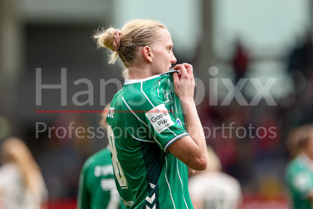 Fussball, Google Pixel Frauen-Bundesliga, FC Bayern München - SV Werder Bremen | Lina Hausicke (SV Werder Bremen, 18) enttäuscht über die Niederlage, Enttäuschung nach dem Schlusspfiff, Abpfiff, Highlight, Verlierer, verloren, Frustration, pessimistisch, Portrait, Nahaufnahme, Einzelfoto, Einzelbild, DIE DFB-RICHTLINIEN UNTERSAGEN JEGLICHE NUTZUNG VON FOTOS ALS SEQUENZBILDER UND/ODER VIDEOÄHNLICHE FOTOSTRECKEN. DFB REGULATIONS PROHIBIT ANY USE OF PHOTOGRAPHS AS IMAGE SEQUENCES AND/OR QUASI-VIDEO.