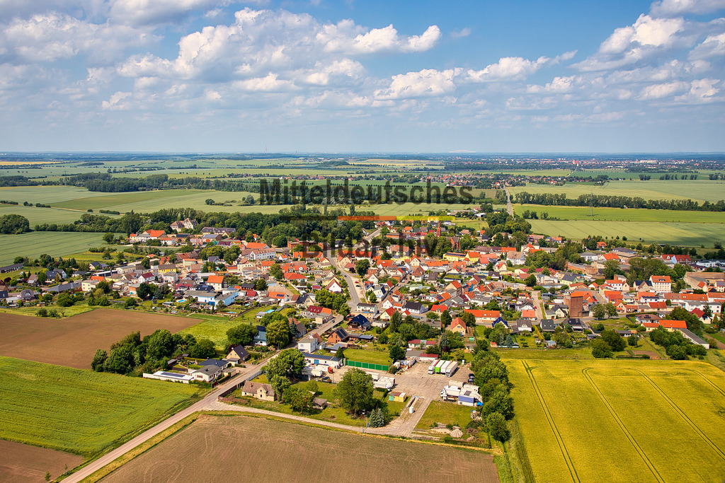 Großmühlingen-Salzlandkreis-Sachsen-Anhalt_5251 | Die Luftaufnahme zeigt Großmühlingen aus der Vogelperspektive. Sichtbar werden die Ortslage, die gewachsene Bebauung und die angrenzenden landwirtschaftlich genutzten Flächen. Großmühlingen gehört zur Gemeinde Bördeland im Salzlandkreis. - Realisiert mit Pictrs.com