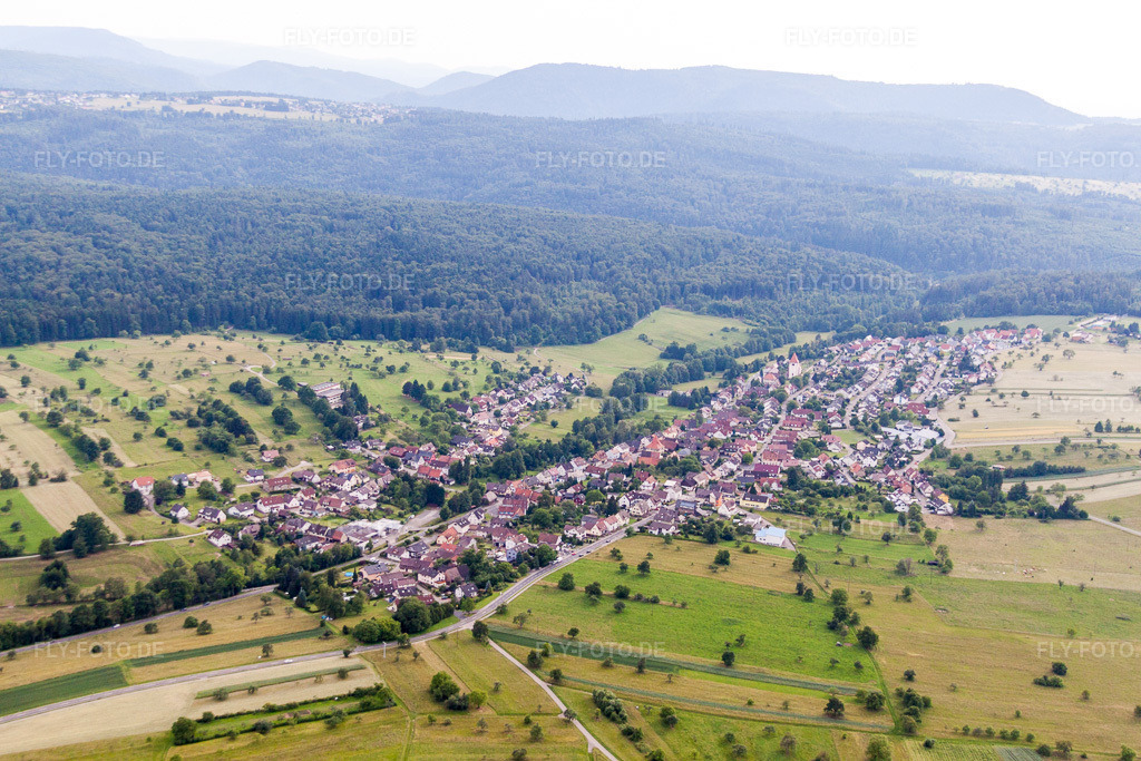 Luftbild: Dorfansicht im Ortsteil Langenalb in Straubenhardt im Bundesland Baden-Württemberg in Deutschland. Foto: IMG_66771.jpg vom 07.06.2014 durch Werner Riehm/FLY-FOTO.de