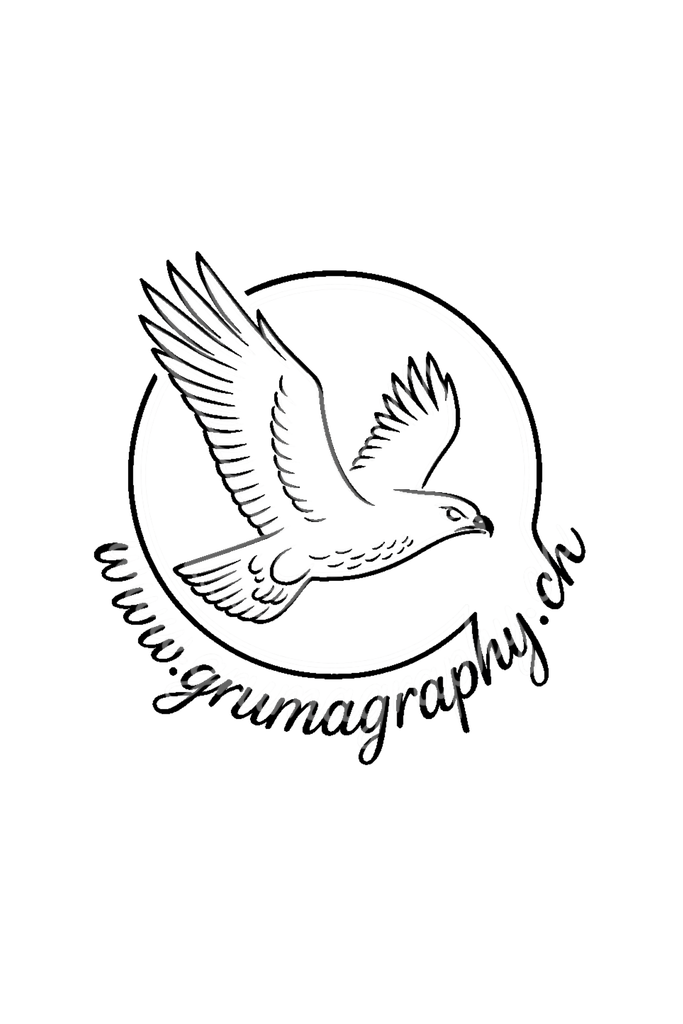 logo vertikal | Authentische Landschafts- & Wildtierfotografie aus der Schweiz. Hochwertige Wandbilder, Fine-Art-Prints und Wunschmotive nach Auftrag – sorgfältig entwickelt im Grumagraphy-Style