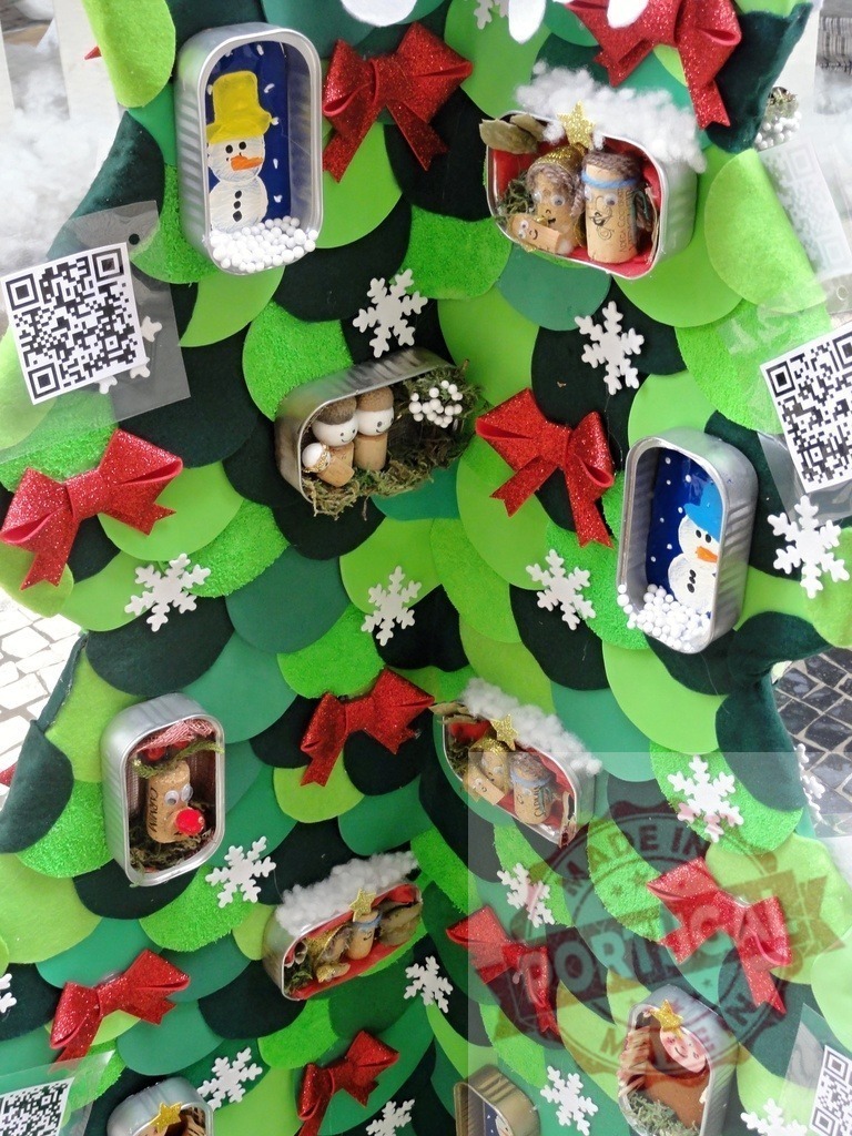 Original christmas tree made with recycled materials showing nativity scenes and snowmen | Christmas tree made with recycled cans and decorated with cork figures representing nativity scene and snowmen - Realized with Pictrs.com