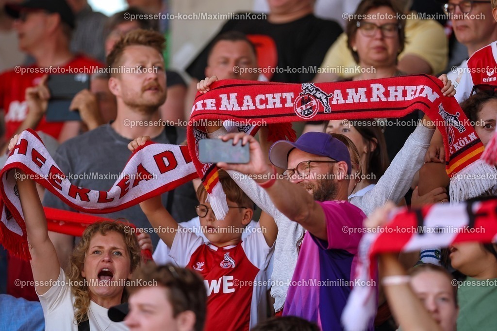 1FC12072501093 | 12.07.2025, Fußball, SV Bergisch Gladbach 09 - 1. FC Köln, Testspiel, BELKAW-Arena, Saison 2025 2026: Symbolfoto, Symbol, Symbolbild, symbolisch, Themenbild, Feature, Detailfoto, Detail, Nahaufnahme,  Zuschauer Fans Besucher Tribüne voll Fanschal FanschalsDFB regulations prohibit any use of photographs as image sequences and or quasi-video.