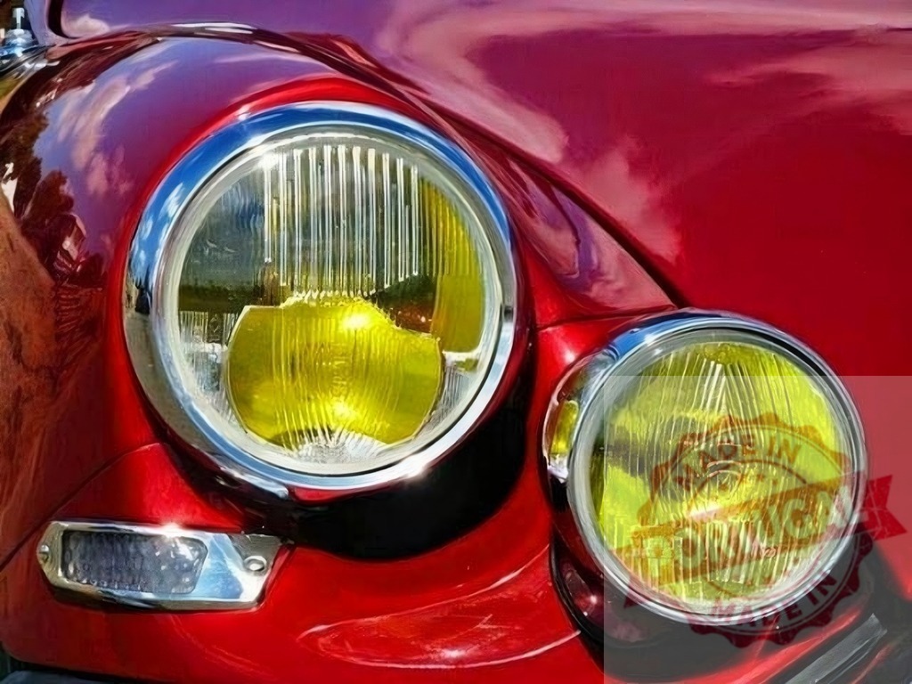 Red vintage Citroen DS car with yellow headlights | Close up of a classic French Citroen DS with characteristic yellow headlights - Realisiert mit Pictrs.com