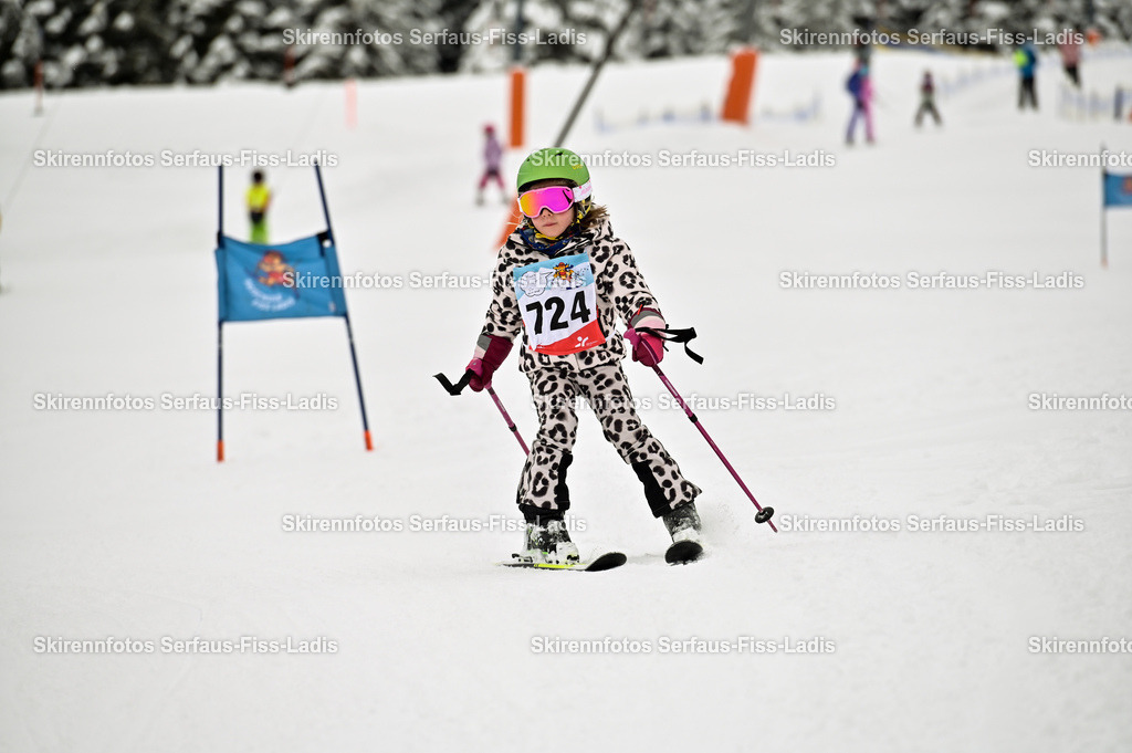 SRF_20.02.2026_0497 | Skirennfotos,Serfaus,Fiss,Ladis,Kinderskirennen,Winter,Tirol,Oberland,skirace,SFL,feelfree,weil wir's genießen,ski,Ski,skifahren,Sonnenplateau, - Realisiert mit Pictrs.com