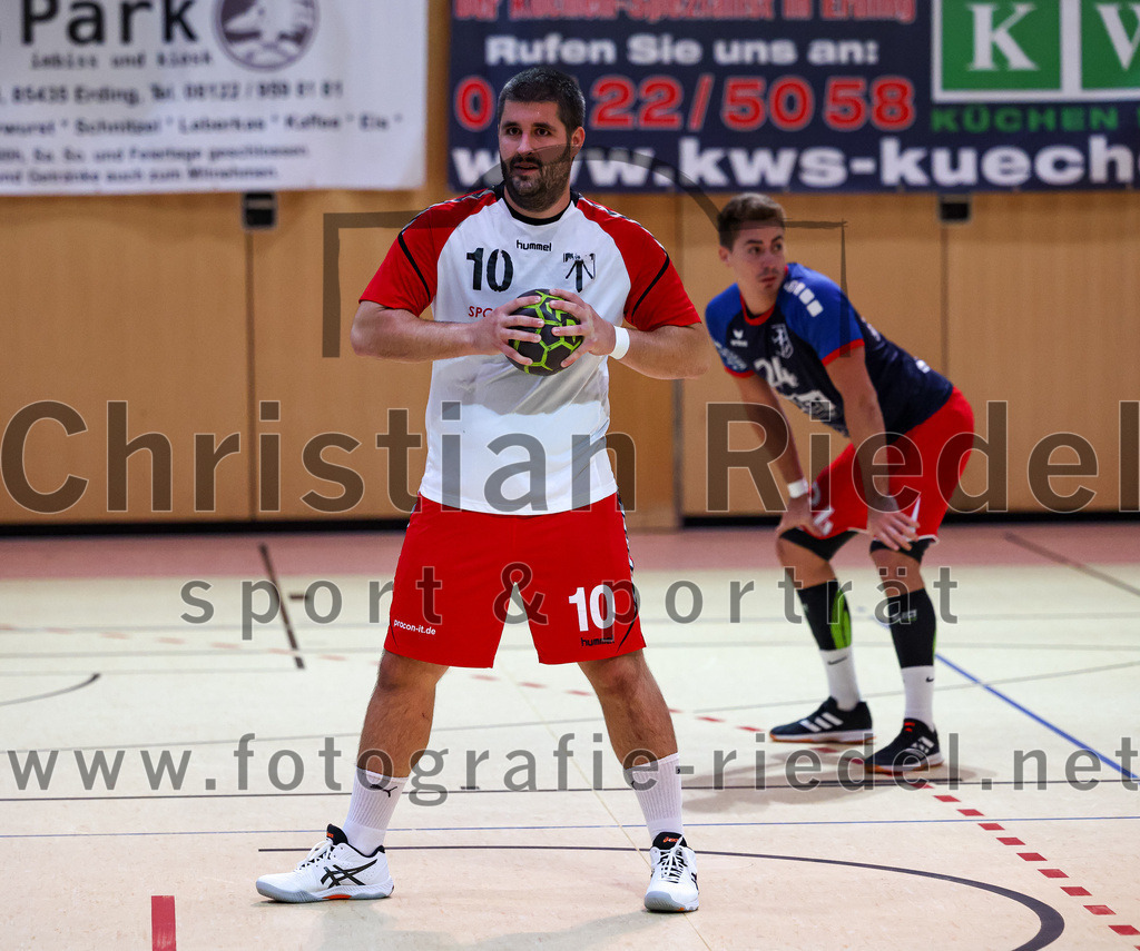 2022-09-24_019_SpVgg_Altenerding_gegen_HSG_Freising-Neufahrn | Erding, Deutschland, 24.09.2022:
Handball, Bezirksoberliga Männer 2022 / 2023, 2. Spieltag, SpVgg Altenerding gegen HSG Freising-Neufahrn, Endergebnis: 18:26

Christian Loris (SpVgg Altenerding, #10), Marius Kerber (HSG Freising-Neufahrn, #14)

Foto: Christian Riedel / fotografie-riedel.net