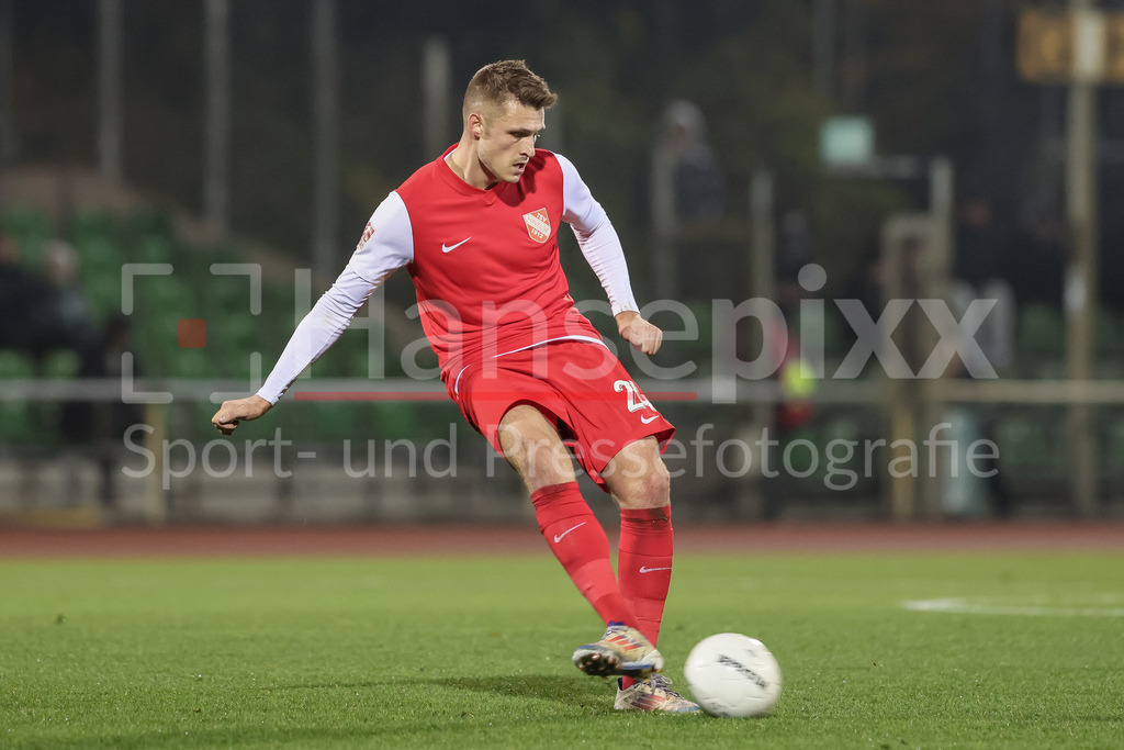 Fussball, Regionalliga Nord, SV Werder Bremen II - TSV Havelse | v.li.: Noah Plume (TSV Havelse, 24) am Ball, Freisteller, Einzelbild, Ganzkörper, Aktion, Action, Spielszene