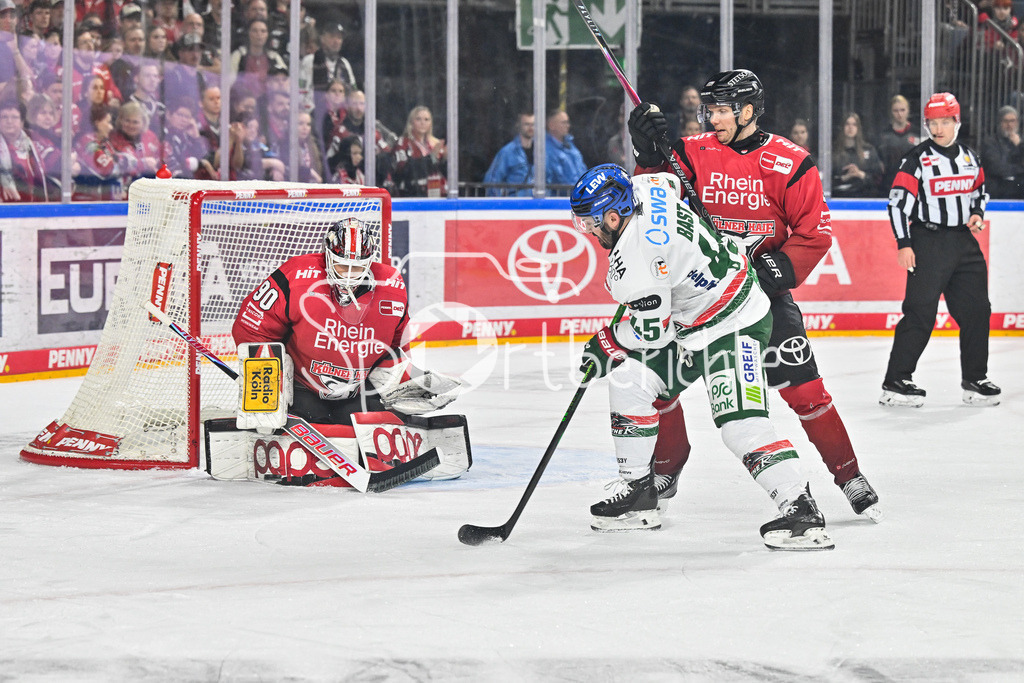 Kölner Haie - Augsburger Panther | KÖLN, DEUTSCHLAND - 04. MÄRZ: v. l. Felix BRÜCKMANN (Kölner Haie 90) Jason BAST (Augsburger Panther 45) und Valtteri KAMIKÄINEN (Kölner Haie 13) während dem Match zwischen den Kölner Haien und den Augsburger Panthern am 48. Spieltag der Penny DEL in der Lanxess Arena