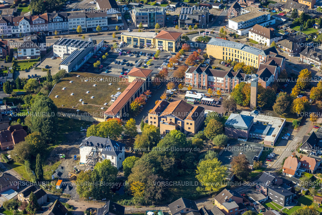 Selm241011513 | Luftbild, Einkaufszentrum Markt Selm, Botzlarstraße, Willy-Brandt-Platz mit Bürgerhaus und Volkshochschule und evang. Kirche am Markt, Selm, Münsterland, Nordrhein-Westfalen, Deutschland