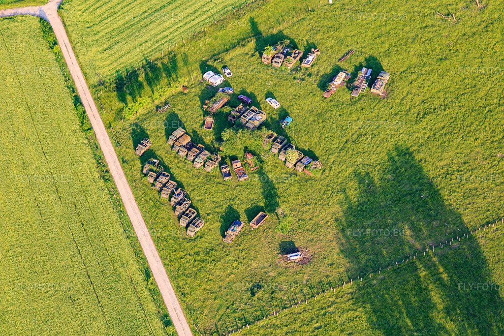 Vue aérienne: Camions militaires désaffectés dans une prairie à Vibersviller dans le département Moselle, France – .Photo: IMG_107402.jpg prise le 19/05/2018 par Werner Riehm/FLY-FOTO.eu – Résolution de l'original: 5472 x 3648 px