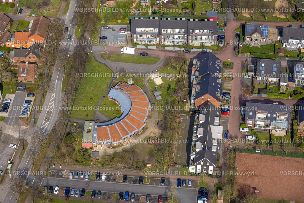 Schermbeck240310225 | Luftbild, evang. Kindergarten Hand in Hand, halbrundes Gebäude der Kita an der Erler Straße, Altschermbeck, Schermbeck, Nordrhein-Westfalen, Deutschland