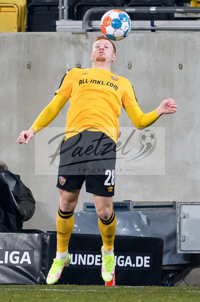 SGDHSV20220114_148 | Fussball, Herren: Paul Will (SG Dynamo Dresden) in Aktion, am Ball, Einzelaktion bei dem Spiel der 2. Bundesliga zwischen SG Dynamo Dresden und Hamburger SV im Rudolf-Harbig-Stadion am 14.01.2022 in Dresden, Deutschland.DFB / DFL REGULATIONS PROHIBIT ANY USE OF PHOTOGRAPHS AS IMAGE SEQUENCES AND/OR QUASI-VIDEO. - Realisiert mit Pictrs.com
