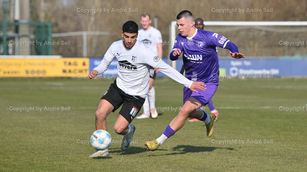 Eckernförder SV vs VfR Neumünster | Ömer Dagtekin (ESV #29) / Radovan Karaman (VfR #26) / Fußball-Oberliga Männer 2024/2025 / Eckernförder SV vs VfR Neumünster / Stadtwerke-Arena / Eckernförde / 23.03.25 - Realisiert mit Pictrs.com