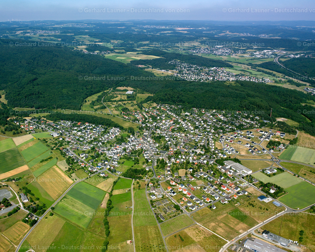 2610463 | FLEISBACH 09.06.2006 Von Wald und Forstgebieten umgebener Ortskern der Straßen und Häuser und Wohngebiete in Fleisbach im Bundesland Hessen, Deutschland // Surrounded by forest and forest areas center of the streets and houses and residential areas in Fleisbach in the state Hesse, Germany Foto: Gerhard Launer