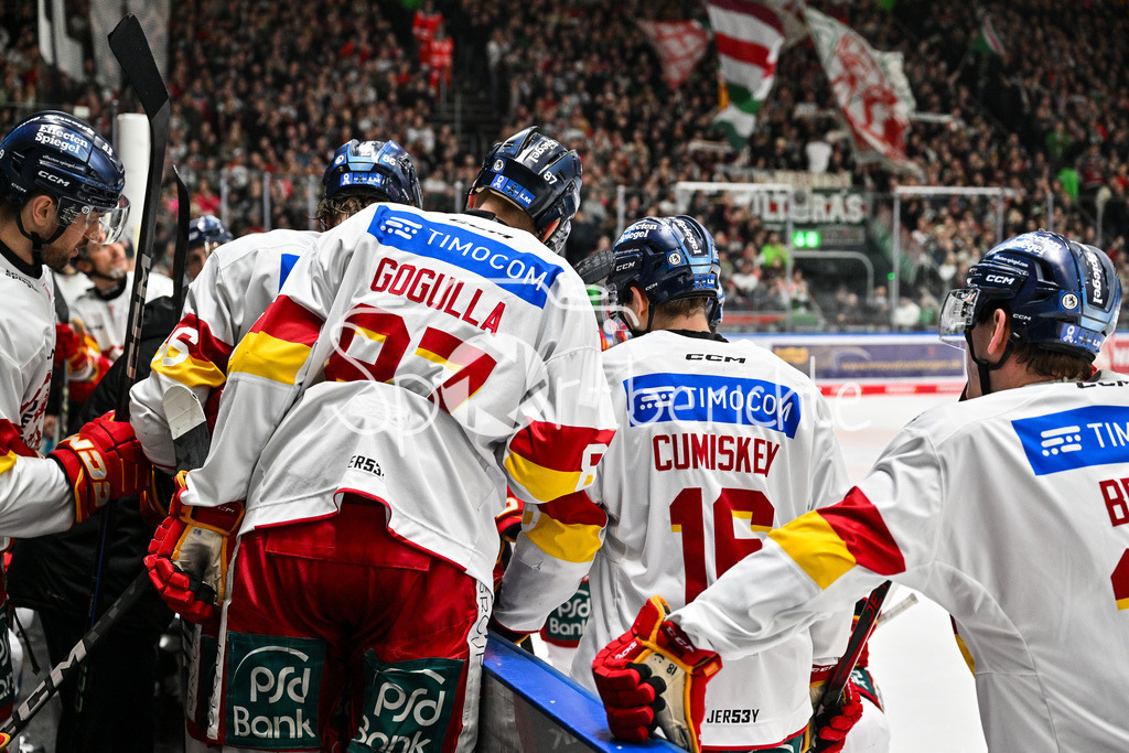 Augsburger Panther - Düsseldorfer EG | Die Spieler der DEG lauschen DEG Trainer Steven REINPRECHT bei einer Auszeit / DEL: Augsburger Panther - Duesseldorfer EG, Curt Frenzel Stadion am 04.03.2025