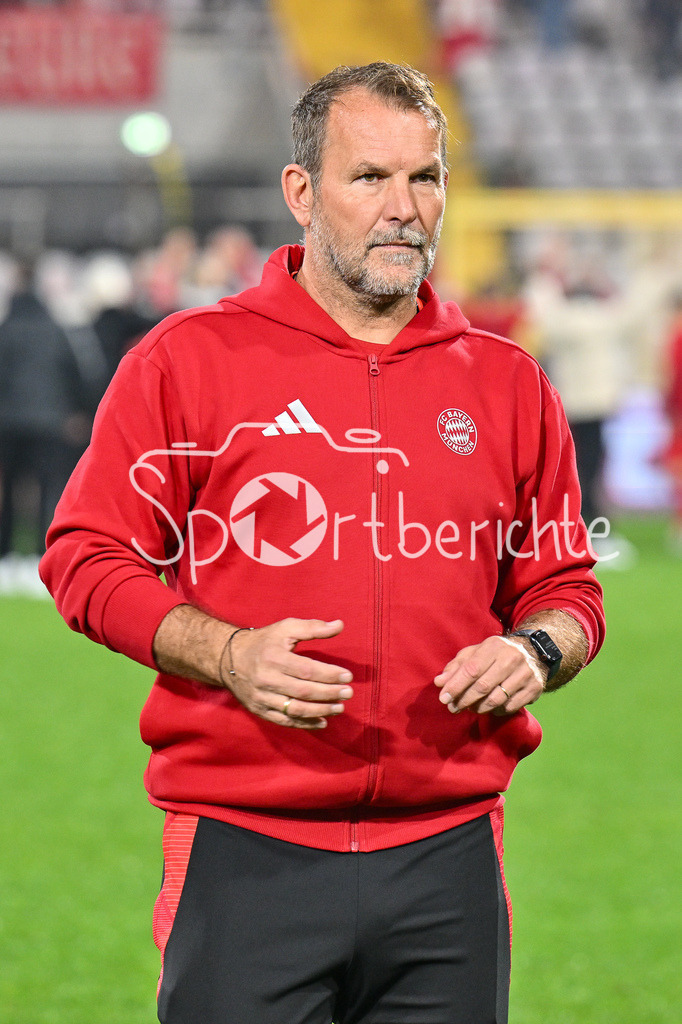 FC Bayern Amateure - FV Illertissen | im Bild FCB CO-Trainer Dirk TESCHKE in Aktion mit Blick auf die Uhr / Freisteller / Einzelfoto