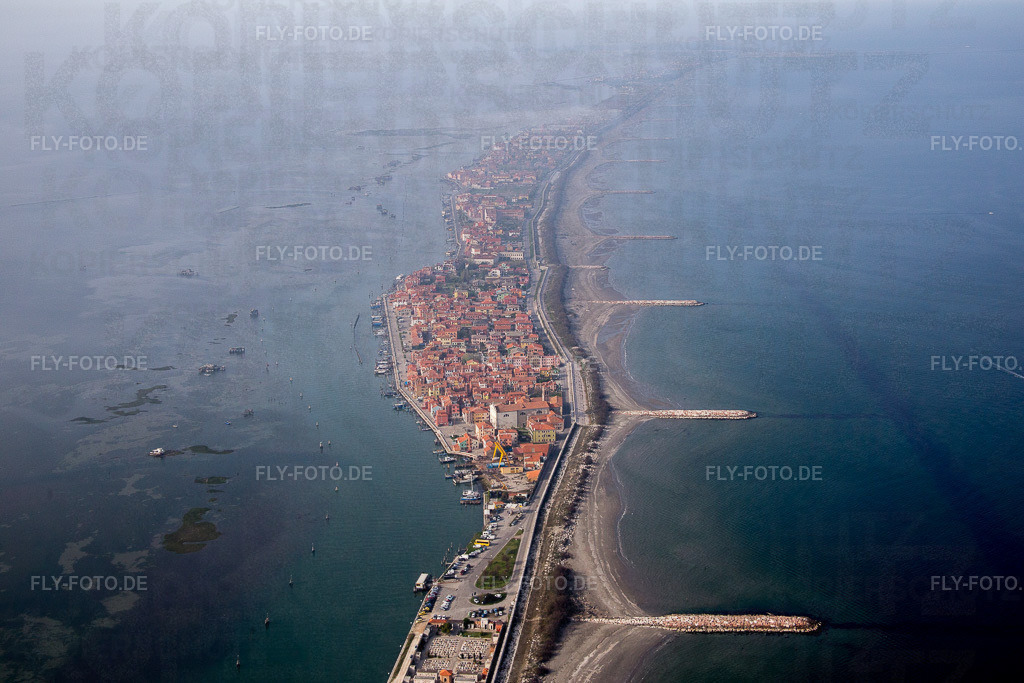 Siedlungsgebiet in Venetien | Luftbild: Siedlungsgebiet in Venetien im Ortsteil Pellestrina in Venedig im Bundesland Metropolitanstadt Venedig in Italien. Foto: IMG_087429.jpg vom 06.04.2016 durch Werner Riehm/FLY-FOTO.de - Realisiert mit Pictrs.com