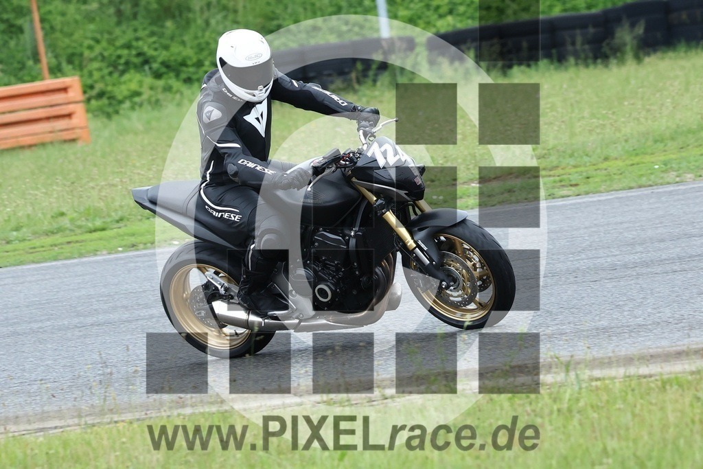 0724-20240604_33623 | Schöne Erinnerungen an spannende Momente - das festzuhalten ist unser Job. PIXELrace.de ist seit 2003 auf den Rennstrecken Europas unterwegs um die Action draußen beim Fahren und die wunderbare Stimmung imm Fahrerlager für euch einzufangen.