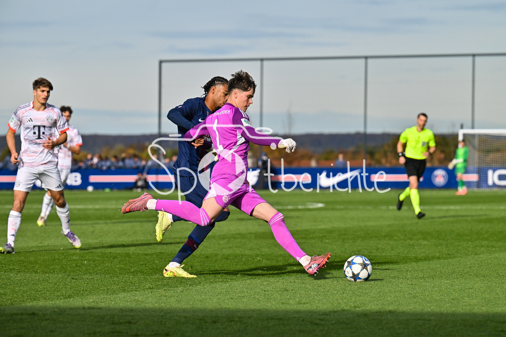 Paris Saint Germain U19 - FC Bayern München U19 | PARIS, FRANKREICH - 4. NOVEMBER: im Duell Mathis JANGEAL (PSG U19 24) und Leon KLANAC (FC Bayern München U19 1) beim Ligaspiel zwischen der U19 von Paris Saint Germain und der U19 des FC Bayern München am 4. Spieltag der UEFA Youth League am PSG Campus am 04.11.2025