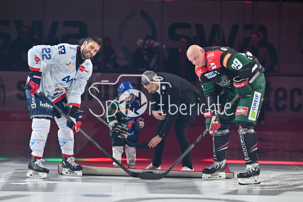 Augsburger Panther - Adler Mannheim | Dennis ENDRAS wird vor der Parite fuer seine Karriere geehrt / Ehrung / DEL: Augsburger Panther - Adler Mannheim, Curt Frenzel Stadion am 26.12.2024 / Denis REUL (Augsburger Panther #29) und Matthias PLACHTA (Adler Mannheim 22) bringen seinen Sohn aufs Eis