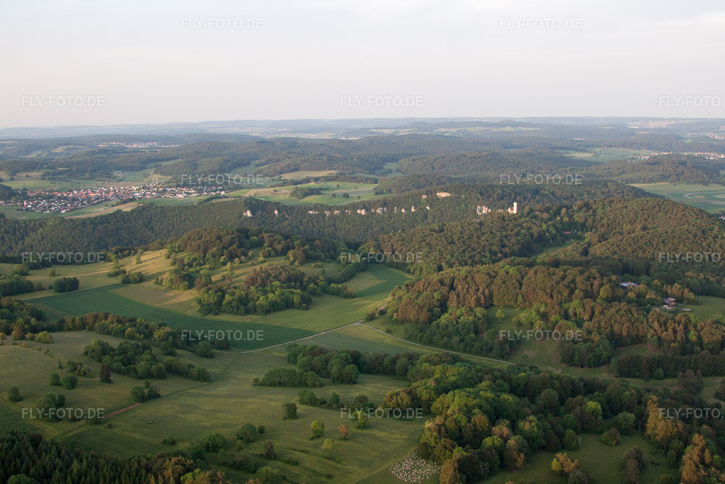 Luftbild: Lichtenstein, Schloss Lichtenstein im Ortsteil Honau in Lichtenstein im Bundesland Baden-Württemberg in Deutschland. Foto: IMG_67003.jpg vom 07.06.2014 durch Werner Riehm/FLY-FOTO.de