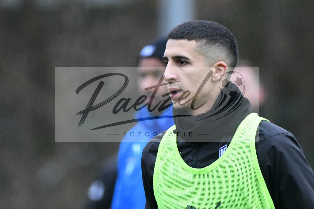 20200220_TRAOSN_0030 | Fussball, Herren: Anas Ouahim (VfL Osnabrueck) schaut waehrend der Trainingseinheit des VfL Osnabrueck im Sportpark Illoshoehe am 20.02.2020 in Osnabrueck, Deutschland. - Realisiert mit Pictrs.com