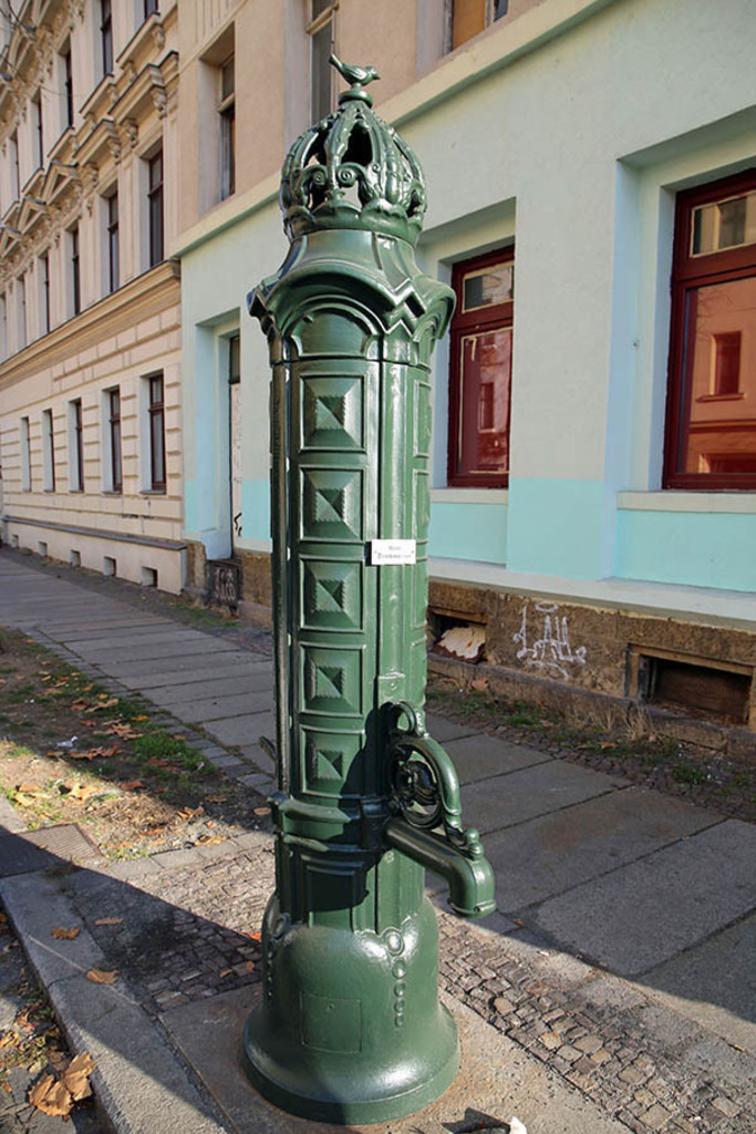 Foto: Leipzig - Handschwengelpumpe - Typ Vogelkäfig - Hedwigstraße | Das Team hinter BILDLEXIKON LEIPZIG bündelt historische wie aktuelle Informationen über die Stadt Leipzig in Text und Bild auf einer Plattform und stellt diese der interessierten Öffentlichkeit zur Verfügung.