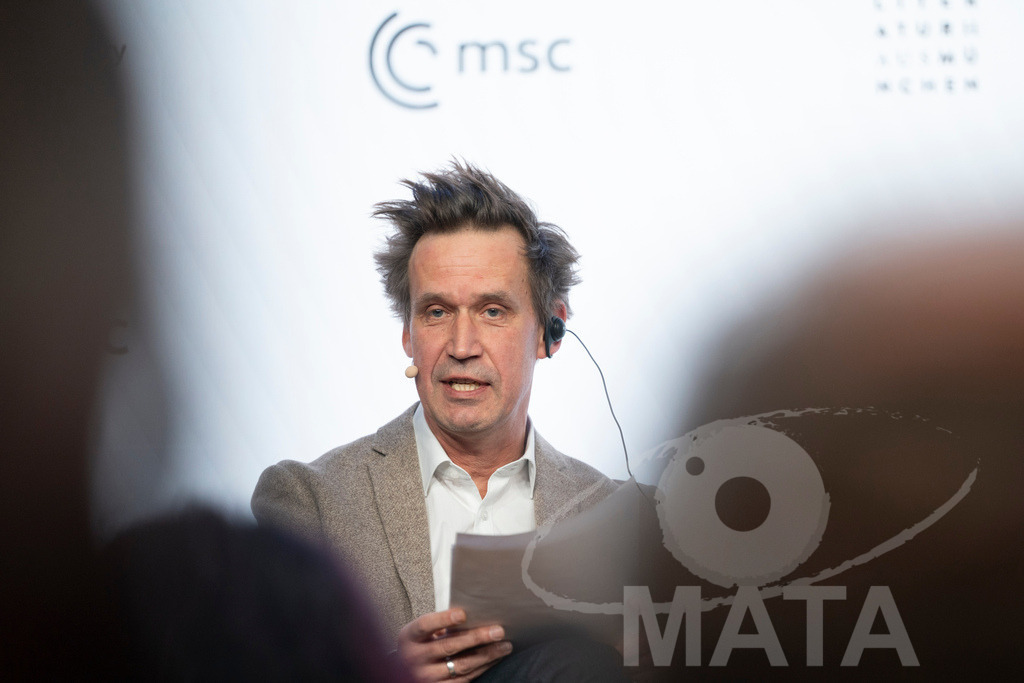 _DWA2753 | Die MSC Security and Literature Series der Münchner Sicherheitskonferenz wird von der ZEIT mitveranstaltet und vom Literaturhaus München unterstützt. Am Donnerstag, 12. Februar (19-20 Uhr), spricht Autor Serhiy Zhadan aus Charkiw mit Chrystia Freeland, Sonderbeauftragte für den Wiederaufbau der Ukraine und ehemalige stellvertretende Premierministerin Kanadas, über die Zukunft der Ukraine - Realisiert mit Pictrs.com