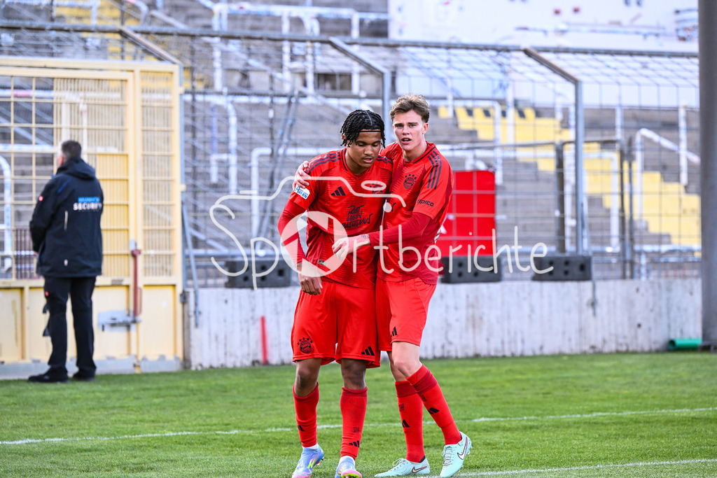 FC Bayern Amateure - Türkgücü München | Jubel der Bayern Amateure nach dem Treffer zum 3-0 durch Julien YANDA (FC Bayern München II #3) / Tor / Torschuetze / Freude / Happy / Regionalliga Bayern: FC Bayern Muenchen II - Tuerkguecue Muenchen, Gruenwalder Stadion am 09.05.2025