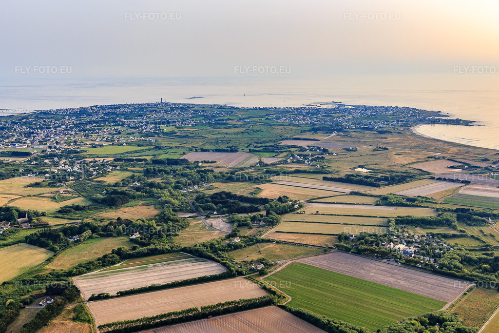 Vue aérienne: Vue de la ville sur la côte atlantique depuis l'est à le quartier St-Guenole-St Pierre in Penmarch dans le département Finistère, France.Photo: IMG_132527.jpg prise le 17/06/2022 par Werner Riehm/FLY-FOTO.euRésolution de l'original: 5141 x 3427 px