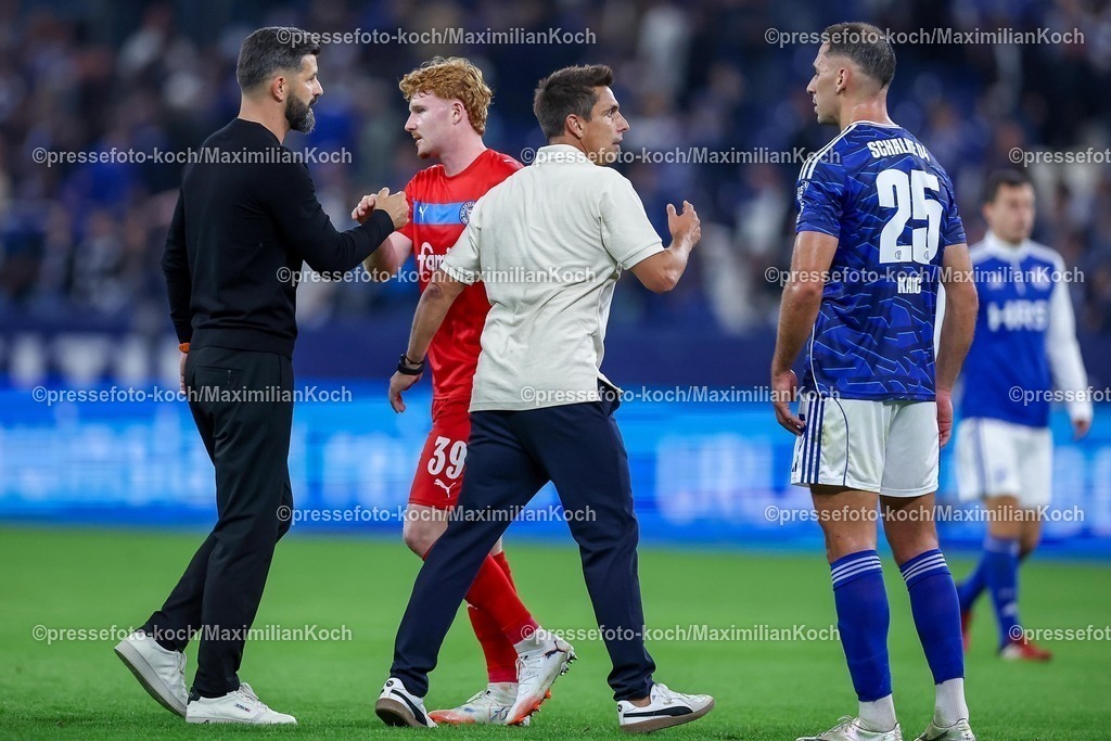 S0413092501197 | 13.09.2025, Fußball, FC Schalke 04 - Holstein Kiel, 5.Spieltag, 2. Fußball Bundesliga, Veltins-Arena Gelsenkirchen, Saison 2025 2026: Cheftrainer Miron Muslic (Schalke04) Robert Wagner (Holstein Kiel #39) Cheftrainer Marcel Rapp (Holstein Kiel)  Nikola Katic (Schalke04 #25) DFB regulations prohibit any use of photographs as image sequences and or quasi-video.