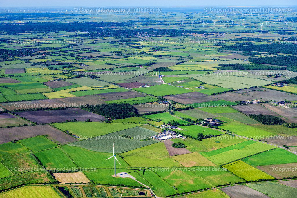 Boverstedt_ELS_7733100623 | BOVERSTEDT 10.06.2023 Landwirtschaftliche Nutzflächen und Feldgrenzen umsäumen das Siedlungsgebiet des Dorfes in Boverstedt im Bundesland Schleswig-Holstein, Deutschland. // Agricultural land and field boundaries surround the settlement area of the village in Boverstedt in the state Schleswig-Holstein, Germany. Foto: Martin Elsen
