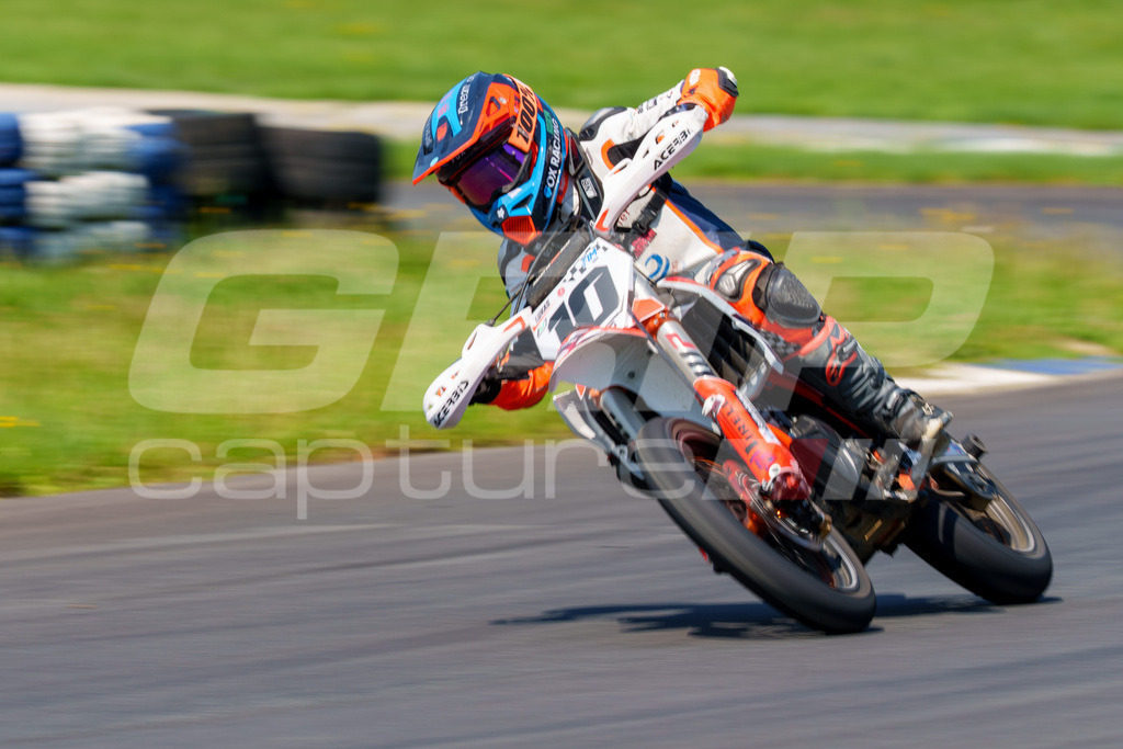 G-Cup + Supermoto Staatsmeisterschaft + Hungarian Supermoto Championship | GRIPcapture steht für authentische Sportfotografie in Österreich – für Momente, die mehr sind als Geschwindigkeit oder Ergebnis. Es geht um Emotion, Spannung, Fokus und den Augenblick, der oft nur einen Wimpernschlag dauert.Ob Motorsport, Teamsport oder 