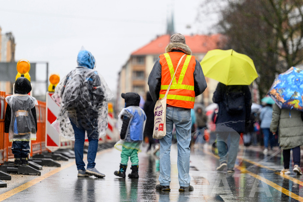 _DWA2281 | Trotz Nieselregen schlängelte sich der „Gaudiwurm“ am Sonntag durch die Nürnberger Innenstadt an tausenden Faschingsfans vorbei.  Nürnberg, 11.02.2024 - Realisiert mit Pictrs.com