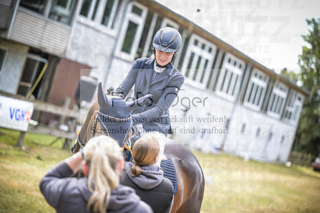 DOS_0010 | Entdecke hochwertige Reitturnierfotos von Foto Oger. Professionell, emotional und authentisch – jetzt Lieblingsmomente im Shop bestellen.Deutschlandweite Turnierfotografie. - Realisiert mit Pictrs.com