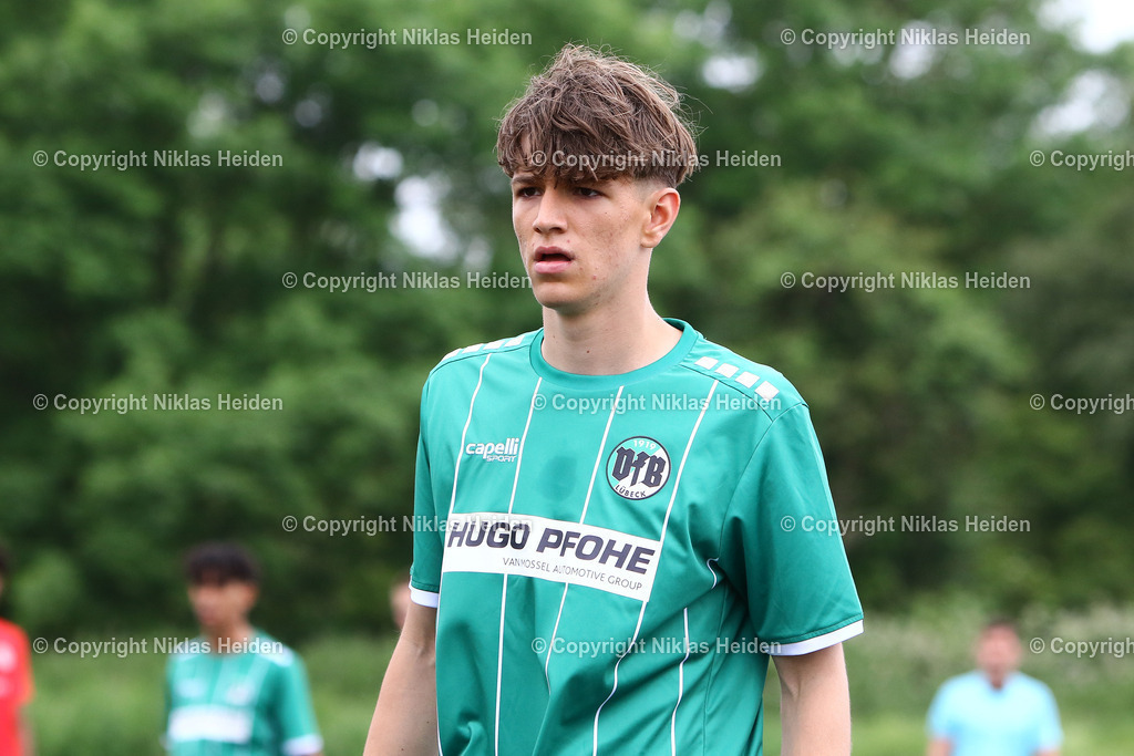 NH_VfBLübeckU19_EimsbüttelerTVU19_U19Regionalliga_02062024 | #23 Kevin Voeks (VfB Lübeck U19)Fußball I Junioren I A-Junioren Regionalliga Nord I Saison 2023-2024 I 25 Spieltag I VfB Lübeck U19 - Eimsbütteler TV U19 I 02.06.2024 I Lohmühle 4 Kunstrasen - Realisiert mit Pictrs.com