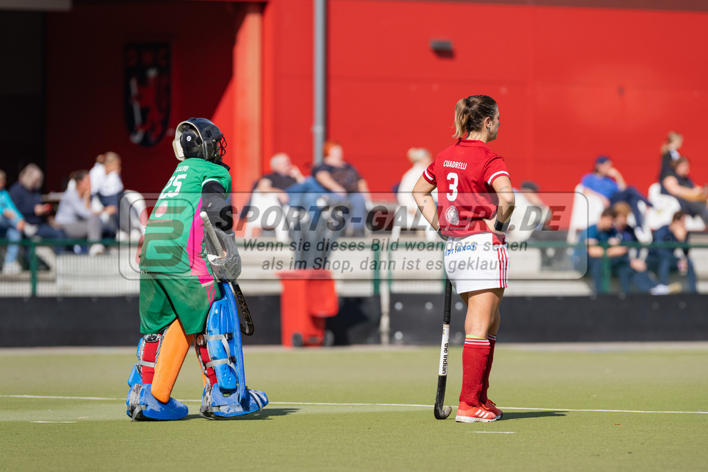 HK_20220925_100192 | 1. Bundesliga Damen Düsseldorfer HC - Berliner HC  am 25.9.2022 DHC Düsseldorf, Düsseldorf , Ana Calvo ( Torfrau Bremer HC #25 ) , Paloma Cuadrelli ( Bremer HC #3 )