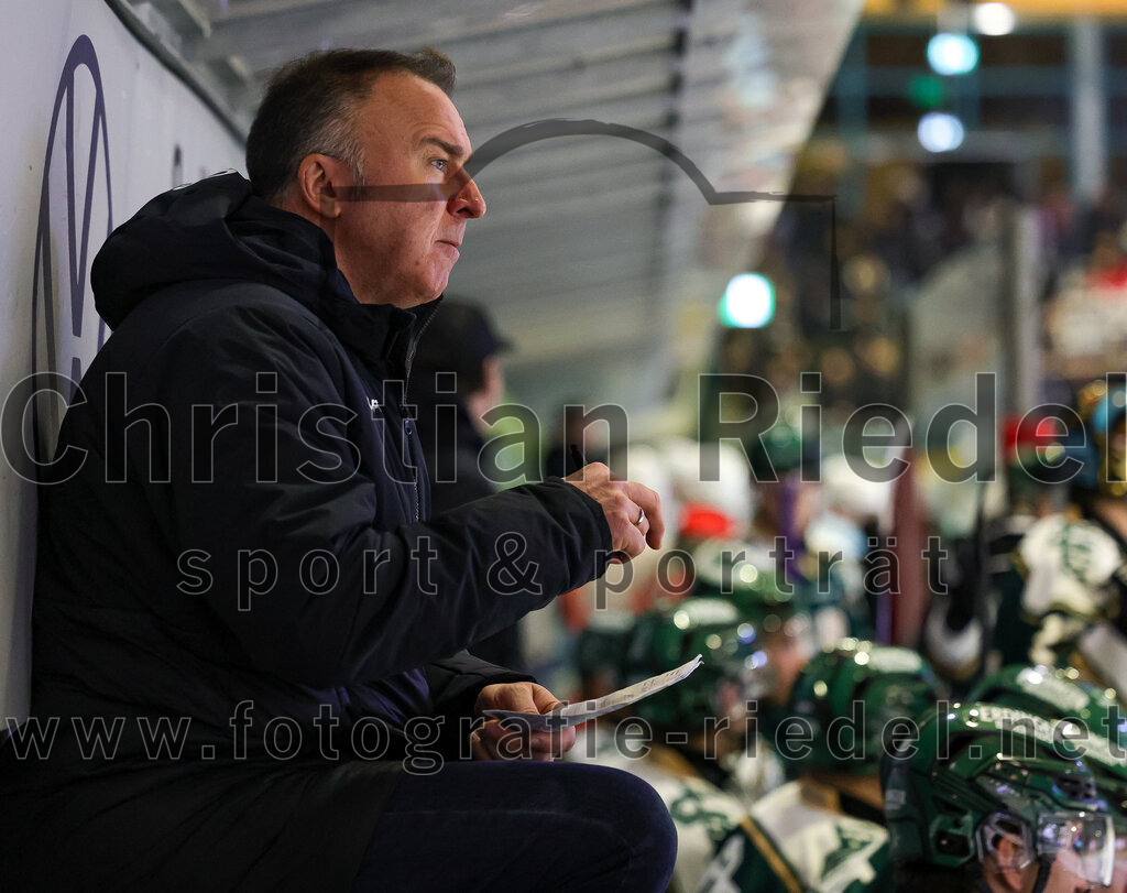 2025-12-23_085_TSV_Erding_gegen_Heilbronner_Falken | Erding, Deutschland, 23.12.2025:Eishockey, Oberliga Süd 2025 / 2026, 29. Spieltag, TSV Erding gegen Heilbronner Falken, Endergebnis: 5:4Teamchef Thomas Daffner (Erding Gladiators)Foto: Christian Riedel / fotografie-riedel.net