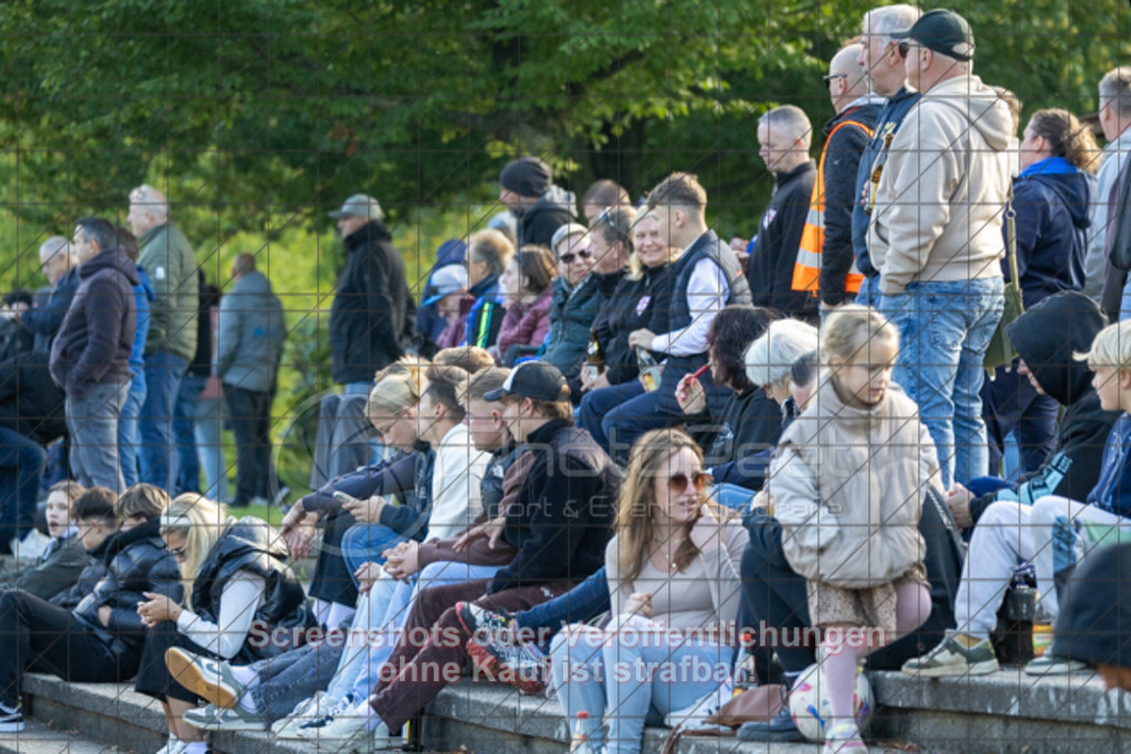 20250928_163237_0244 | #,TSG Salach (weiß) vs. TSV Berkheim (blau), Fußball, Bezirksliga - Bezirk Neckar/Fils, 06. Spieltag, Saison 2025/2026, Kunstrasensportplatz, Staufenecker Straße, 73084 Salach, 28.09.2025 - 15:00 Uhr,Foto: PhotoPeet-Sportfotografie/Peter Harich