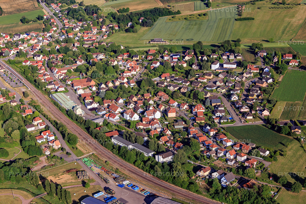 Aerial view: View of the town from the northwest in Soultz-sous-Forêts in the state Bas-Rhin, France.Photo: IMG_100780.jpg taken on 06/08/2017 by Werner Riehm/FLY-FOTO.comResolution of the original: 5142 x 3428 px