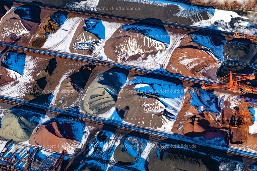 Hamburg_Hansaport_Im_Schnee_ELS_1279120221 | HAMBURG 12.02.2021 Winterlich schneebedeckte Belade- Verladestation für Sande und Schüttgüter im Hafenbereich Hansaport und Müllverwertungseinrichtung MVR Müllverwertung am Rugenberger Damm GmbH & Co. KG bei der Köhlbrandbrücke in Hamburg. Weiterführende Informationen bei: HPA Hamburg Port Authority,  MVR Müllverwertung Rugenberger Damm GmbH & Co. KG. // Wintry snowy loading zone for sand and bulk material in the harbour and refuse utilisation facility MVR Muellverwertung Rugenberger Damm GmbH & Co. KG at the Koehlbrandbruecke in Hamburg. Further information at: HPA Hamburg Port Authority,  MVR Muellverwertung Rugenberger Damm GmbH & Co. KG. Foto: Martin Elsen