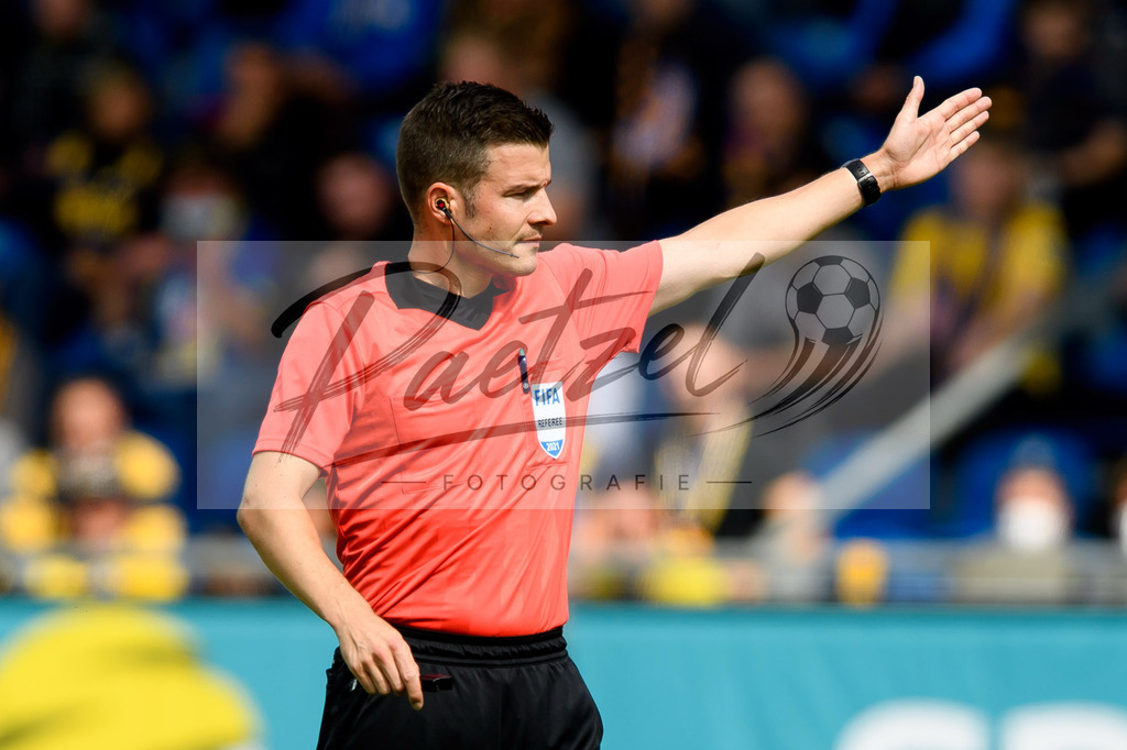 EBSTSV20210828_119 | Fussball, Herren: Schiedsrichter Harm Osmers gestikuliert beim Spiel der 3. Liga zwischen Eintracht Braunschweig und TSV 1860 Muenchen im Eintracht-Stadion am 28.08.2021 in Braunschweig, Deutschland.DFB / DFL REGULATIONS PROHIBIT ANY USE OF PHOTOGRAPHS AS IMAGE SEQUENCES AND/OR QUASI-VIDEO. - Realisiert mit Pictrs.com