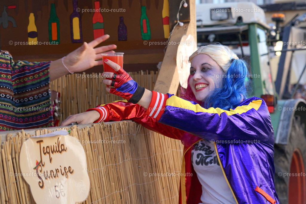 news-2023-Feb16-Unsinniger_Fasching_Reutte-sony-DSC02544 | Info aus dem Bezirk Reutte/Ausserfern Tirol sowie eine umfangreiche Bilddatenbank über die gesamte Region: Lechtal, Talkessel Reutte, Tannheimertal, Zwischentoren. Lech, Plansee, Zugspitze, Grenztunnel, B179, Fernpassstraße, Verkehr, Lawinen, Tradition, - Realisiert mit Pictrs.com