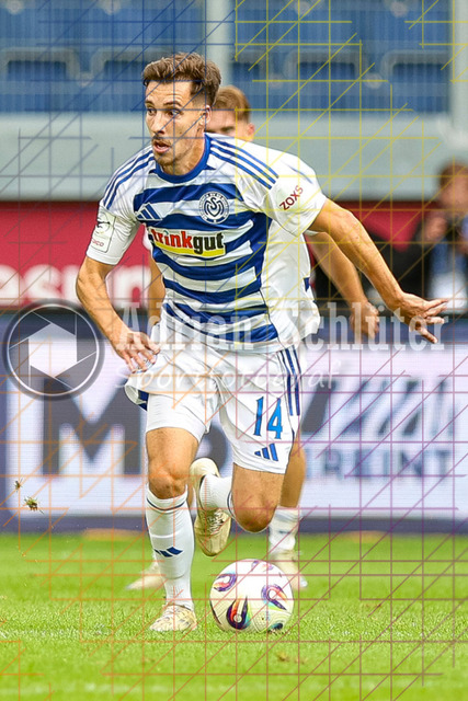 MSV Duisburg vs VfB Stuttgart II - 3. Liga | Duisburg, Deutschland, 02.08.25:   Conor Noß (MSV Duisburg) in Aktion am Ball, Einzelaktion waehrend des Spiels der 3. Liga MSV Duisburg vs VfB Stuttgart II in der schauinsland-reisen-arena(Foto von Brauer-Fotoagentur / Adrian Schlueter)