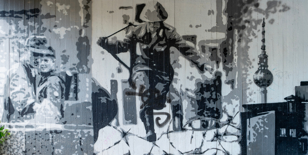 Cross the Border | Soldier cross the border before 1989 in DDR to West Germany - Realisiert mit Pictrs.com