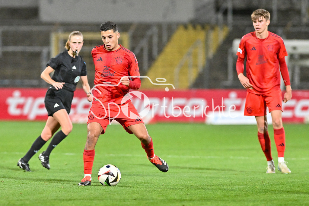 FC Bayern Amateure - TSV Schwaben Augsburg | spiel einen Pass - Davide Dell´ERBA (FC Bayern München II #3) / Ball / Regionalliga Bayern: FC Bayern Muenchen II - TSV Schwaben Augsburg, Gruenwalder Stadion am am 25.10.2024