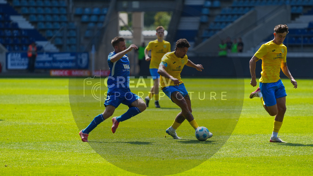 Fußball, Herren, Saison 2025/2026, Regionalliga Nordost, 3. Spieltag, 1.FC Magdeburg II vs. FSV 63 Luckenwalde, Samstag 09.08.2025, Avnet Arena Magdeburg | Fußball, Herren, Saison 2025/2026, Regionalliga Nordost, 3. Spieltag, 1.FC Magdeburg II vs. FSV 63 Luckenwalde, Samstag 09.08.2025, Avnet Arena Magdeburg, Im Bild: v.l. Robert Leipertz (l. Magdeburg) und Andreas Pollasch (r. Luckenwalde) - Realisiert mit Pictrs.com