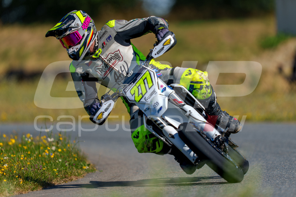 SuperMoto_Staatsmeisterschaft_Fuglau-natural-276 | GRIPcapture steht für authentische Sportfotografie in Österreich – für Momente, die mehr sind als Geschwindigkeit oder Ergebnis. Es geht um Emotion, Spannung, Fokus und den Augenblick, der oft nur einen Wimpernschlag dauert.Ob Motorsport, Teamsport oder 