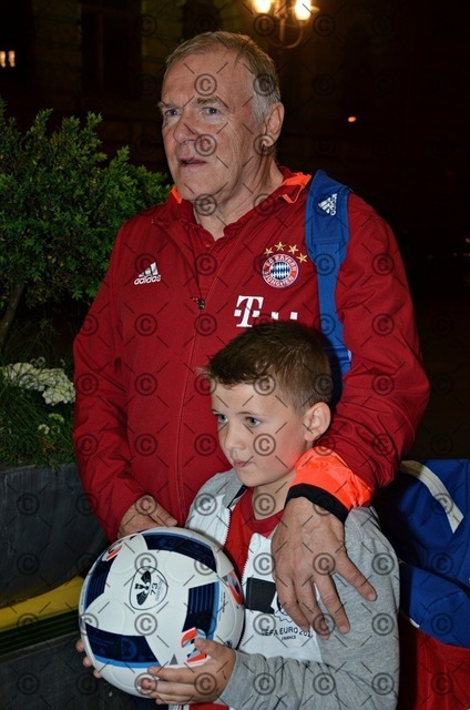 RGE_6425 | Hermann Gerland nach der Siegesfeier auf dem Weg ins Hotel - Realisiert mit Pictrs.com